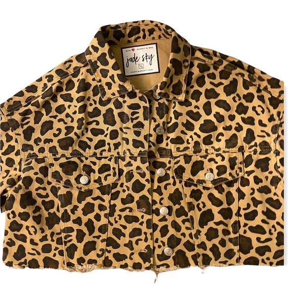 Super Fun Cropped Lepoard print jacket. - Picture 6 of 7